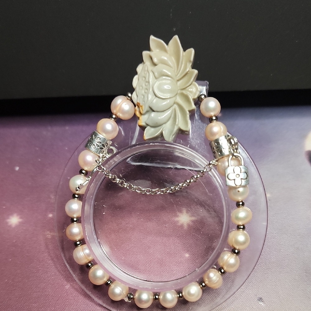 Elegant Pearl Bracelet with Silver Accents